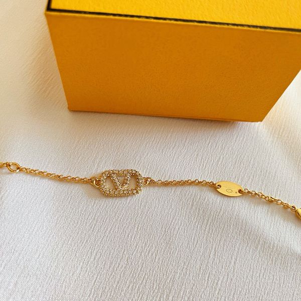 18K gold and diamond luxury bracelet, an exquisite jewelry gift for women