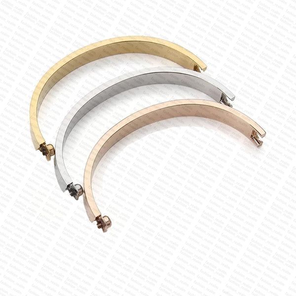 18k gold fashion bracelet with diamond accents for women