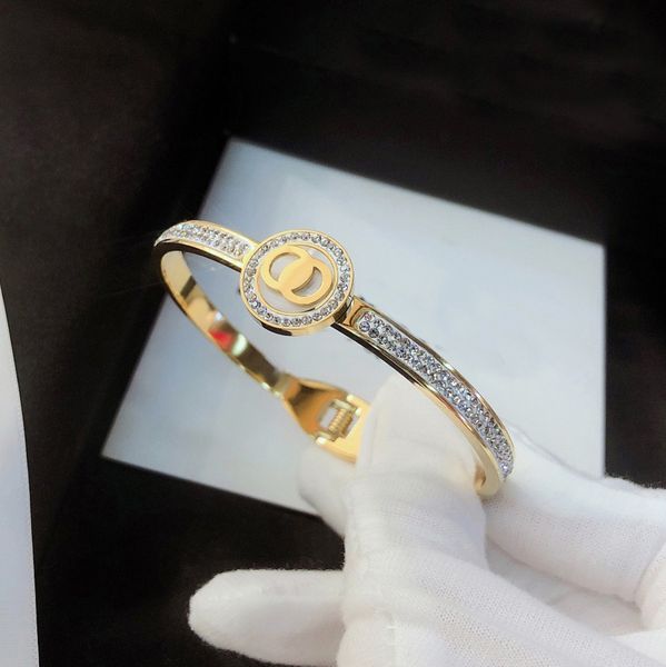 18k Gold-Plated Designer Bracelet - Elegant Love-Themed Bangle for Women with Fritillary Diamond Accents, a Luxurious Fashion Accessory