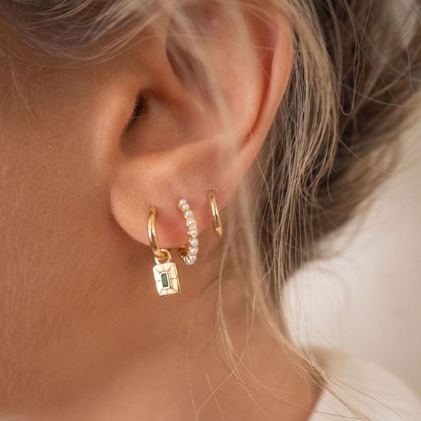 2021 Fashion Women Jewelry Bezel Set White Fresh Pearl Beads Geometric Round Circle Small Hoop Earring Wholesale

Elegant 2021 women's jewelry featuring white pearl beads in geometric round bezel settings on small hoop earrings for wholesale