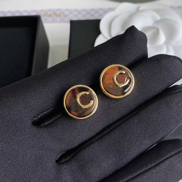 2022 high-end small round stud earrings featuring resin details in 18k gold plating, includes box and PS7184 stamp