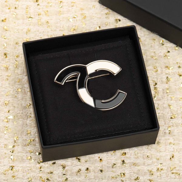 2023 elegant gold-plated brooch featuring black and white enamel design in 18k gold with PS7467A box stamp