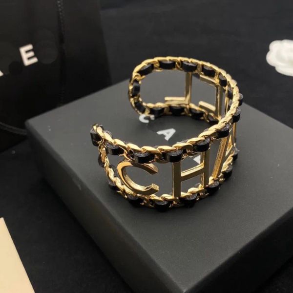 2024 new Womens Luxury Bangle Christmas New Wedding Designer Brand Jewelry Birthday Party family Love Gifts Bangle With Boxs

Elegant 2024 women's designer bangle for weddings, Christmas gifts, birthdays, and family celebrations, presented in a luxury box