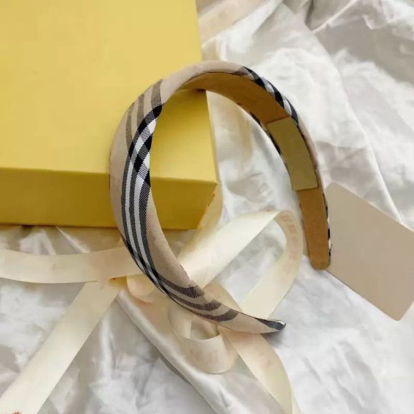 2-tone Trendy B-letter Designer Headbands - Classic Pattern Hair Accessories for Women, Perfect for Fashion, Sports, and Party Wear