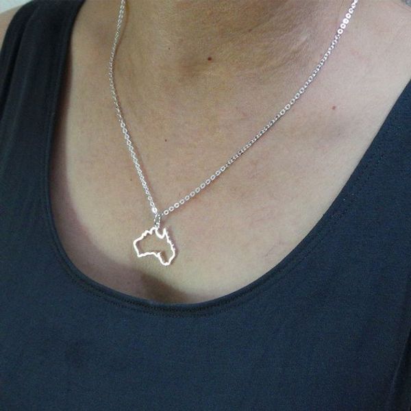 30-piece Australia map pendant necklace featuring Sydney, Melbourne, Perth, Brisbane, and Tasmania - stylish geographic jewelry