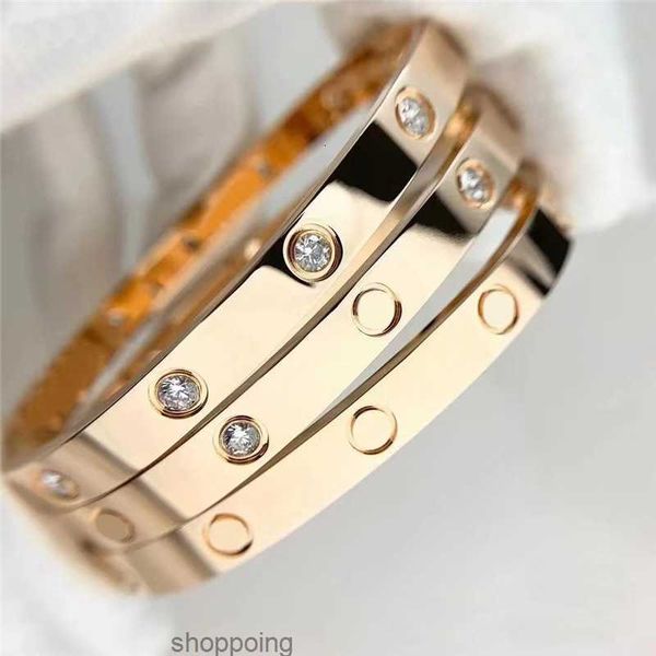 7mm gold-plated stainless steel bracelet, a stylish and hypoallergenic accessory perfect as a men's fashion gift