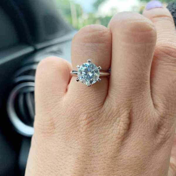 A stunning 18K white gold-plated 925 silver moissanite ring, available in 1ct, 3ct, and 5ct sizes, featuring EF round cut stones that pass diamond tests, perfect as a jewelry gift for women and girlfriends