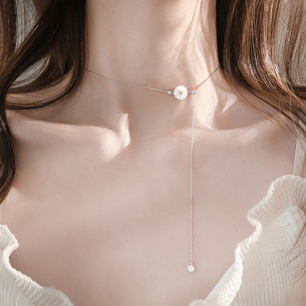 Amulet Pendant: Elegant Gold-Plated Daisy Necklace with Diamond Accents, a Minimalist Clavicle Chain for Women