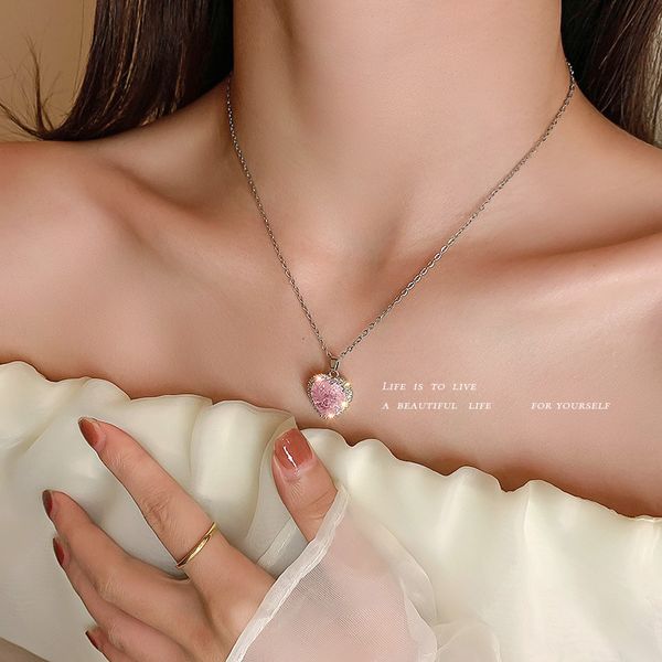 Amulet Pendants Korean Ins Style Diamond Inlaid Zircon Pink Love Necklace Sweet Temperament Clavicle Chain Peach Heart Fairy Neck Tide  

Korean-style amulet pendant necklace with diamond-set zircon, pink love charm, delicate clavicle chain, and peach heart fairy design