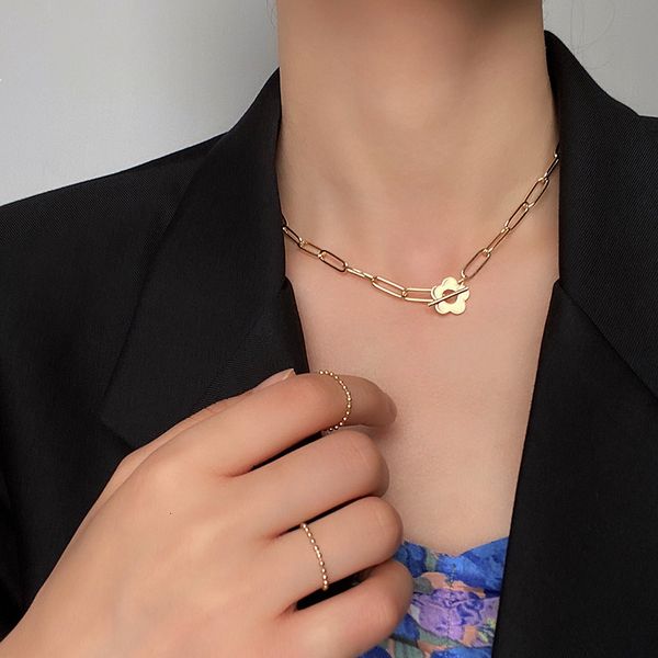 Amulet Pendants Real Gold Electroplating Fashion Metal Chain Flower Necklace Personalized Design Clavicle

Real gold-plated amulet pendants with floral designs on stylish metal chain necklaces for ...