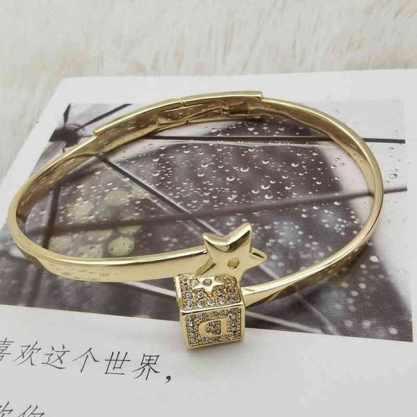 Bangle Charm Bracelets d Home High Sense Light Luxury Fashion Square Full of Diamond Letter Bracelet Opening Women's Exquisite Temperam

Elegant diamond-letter charm bracelets for women, featu...