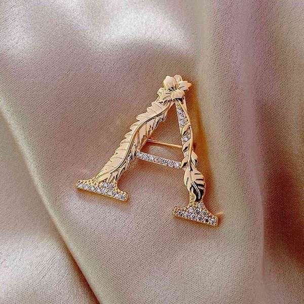 Brooch featuring diamond-inlaid floral and leaf designs, Korean East Gate-inspired fashion accessory for stylish women
