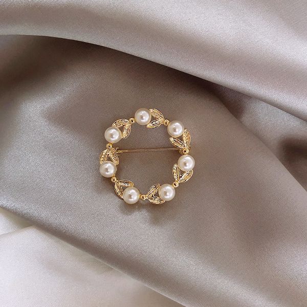 Brooch featuring South Korea's East Gate pearl leaf geometric ring design, a stylish and artistic fashion accessory with a trendy online aesthetic