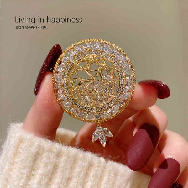 Brooch French Elegant Hollowed Out Lace Diamond Disc Pendant Korean Temperament Super Flash Zircon Pin Gift