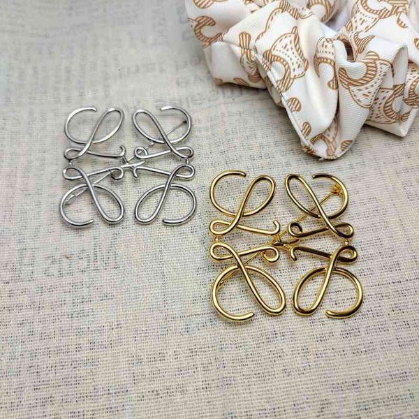 Brooch Luo Yijia Star Same Hollow Out Gold-plated Geometric Square Versatile