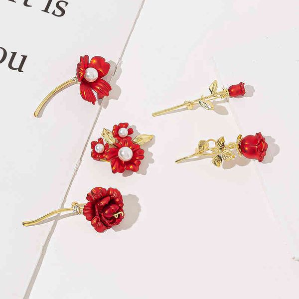Brooch Red Rose Exquisite High-grade Women's Fashion Pin Suit Accessories Design Sense of Festive Trend  

Elegant red rose brooch for women, a stylish high-end fashion accessory with festive design flair