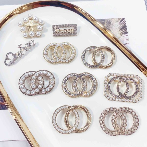 Brooch Small Fragrance Autumn and Winter Classic Simple Diamond Inlaid Pearl Temperament Collar Female Accessories  

Elegant autumn-winter brooch with classic diamond and pearl accents for women