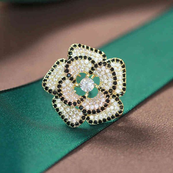 Brooch Sun Cloud Light Luxury Minority Black and White Camellia Temperament Simple High-grade Flower Pin Female