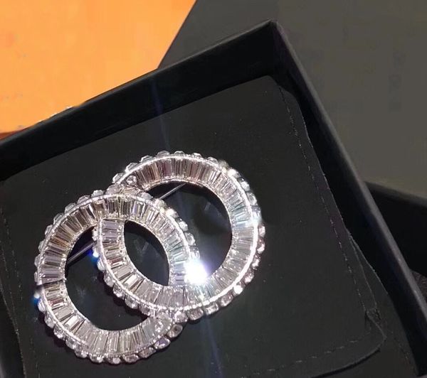 CH brooch hot brand jewelry diamonds vintage Luxury advanced pearls brooches for designer high quality Pins exquisite gift highest counter q

Rewritten:
CH brooch featuring luxury vintage jewelry w...