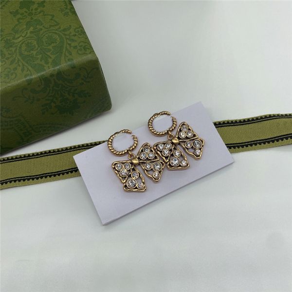 Chic Bow Diamond Charm Earrings Rhinestone Double Letter Designer Eardrops With Stamps Women Pendant Studs Gift Box

Elegant bow-shaped diamond charm earrings featuring rhinestone double letter designs, stylish eardrops with stamps, and a gift box for women
