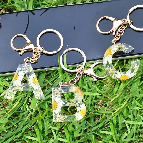 Daisy resin keychains with dried flowers for women, stylish car and bag accessories