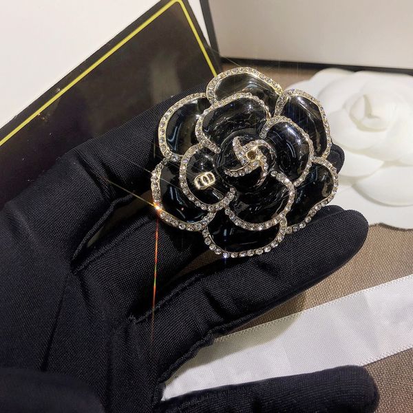 Designer black floral letter brooches for women and men, featuring luxurious inlaid rhinestones, diamonds, crystals, and pearls, perfect for suits and lapels as stylish stainless steel pins