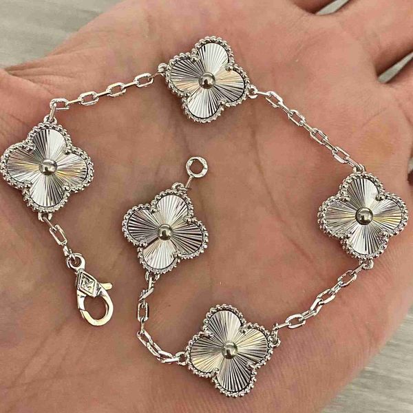 Designer Bracelet Luxury 4 Four Leaf Clover Charm Elegant Fashion 18k Gold Agate Shell Mother of Pearl Couple Holiday Special Counter7OJ8

Luxurious designer bracelet featuring four elegant clover charms, crafted in 18k gold with agate, shell, and mother of pearl accents, perfect for couples during holidays