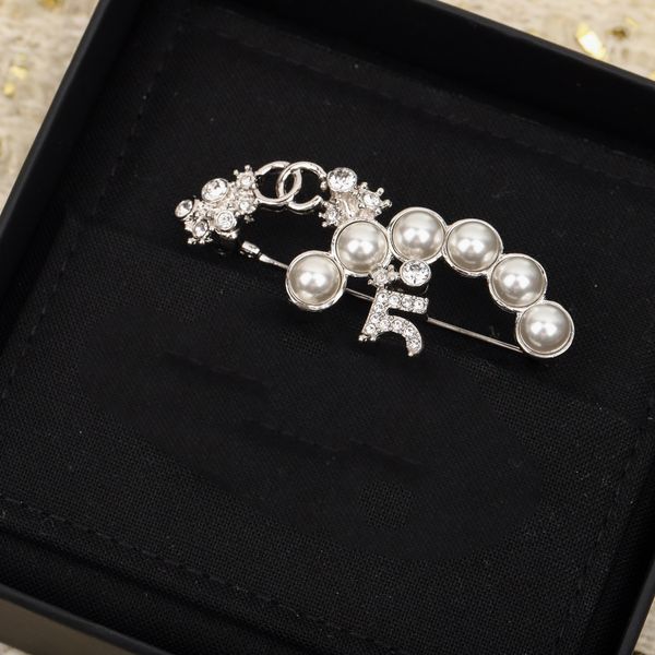 Designer Brooch Luxury Gold Plated Pin Brooch Fashion Jewelry Girl Pearl Diamond # 5 Love Brooch Premium Gift Couple Home Wedding Party Acce

Elegant gold-plated designer brooch featuring pearls and diamonds, perfect as a premium gift for weddings, parties, or couples