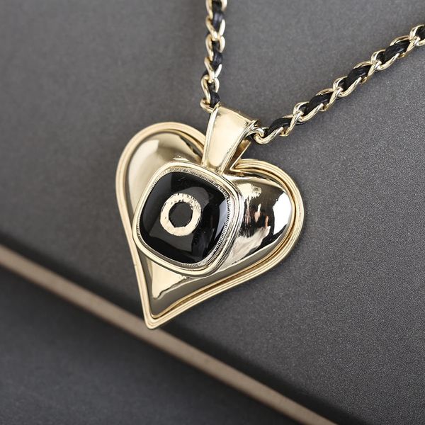 Designer Smile Necklace Fashion Heart Shap Sweater Pendant Necklaces Delicate Design for Man Woman Jewelry 3 Styles Top Quality

Fashionable heart-shaped smile necklace with delicate design, availa...
