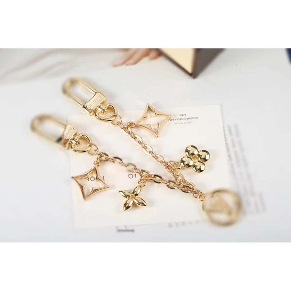 Designer V-shaped keychain for cars and bags, a stylish jewelry gift for both men and women