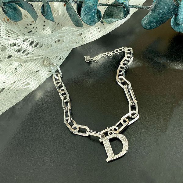 Dio Jewelry's 2021 Korean-inspired lightweight luxury geometric bracelet for versatile unisex fashion