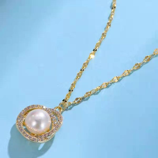Elegant 18K gold and stainless steel clover pearl pendant necklace for women, a perfect gift