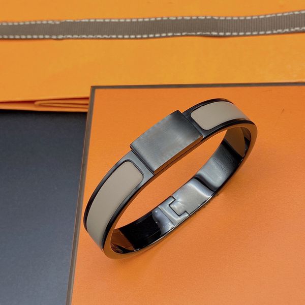 Elegant bangle bracelet for men and women, stylish chain design perfect for weddings and special occasions, crafted with top-quality materials
