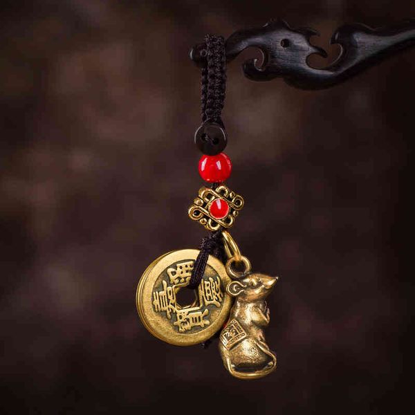 Elegant brass mouse pendant for stylish men and women's bags