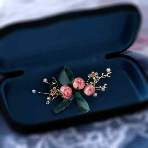 Elegant brooch with eternal flower design, versatile for sweaters and coats in autumn and winter
