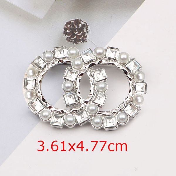 Elegant crystal brooch for women and men, featuring rhinestone and pearl inlays in gold or silver metal, a high-quality classic jewelry piece perfect for weddings, parties, or as a gift