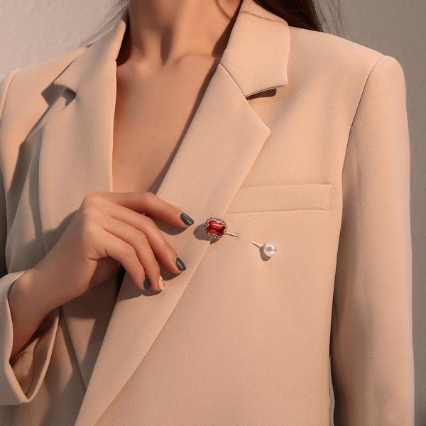 Elegant crystal evening dress brooches featuring double-headed simulated pearls, perfect for women's wedding and party jewelry accessories