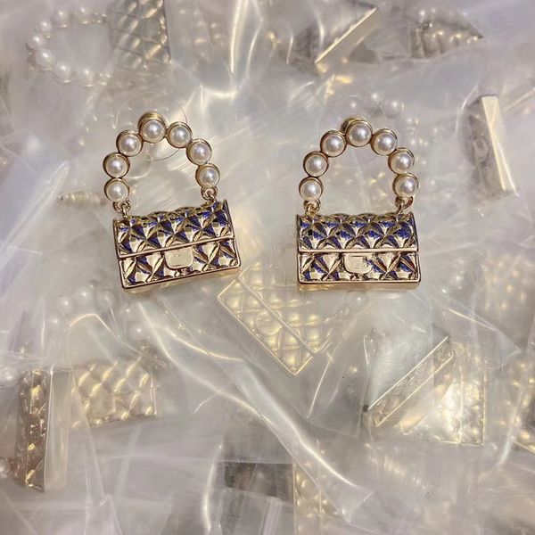 Elegant cuff earrings with pearl accents for stylish women

French-inspired small bag with fashionable temperament

Stud earrings showcasing family charm in 21 designs

Trendy women's accessories with a touch of sophistication

Chic pearl jewelry for modern feminine style

Compact fashion bags with elegant French flair

Contemporary ear cuff designs for stylish ladies

Versatile small purses with fashionable appeal

Pearl-studded earrings for refined women's fashion

21 unique jewelry pieces for family occasions