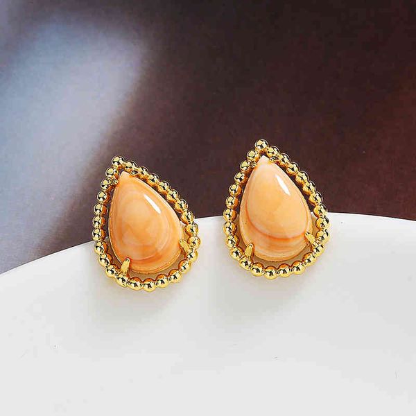 Elegant drop-shaped malachite green earrings with gold and white fritillaria design, a simple yet trendy fashion statement