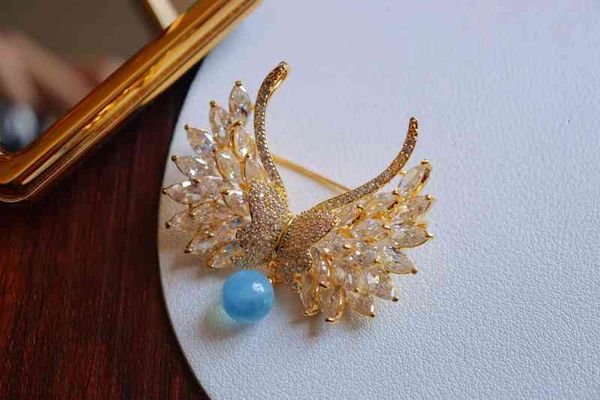 Elegant dual-purpose brooch and pendant in natural sea blue with copper plating