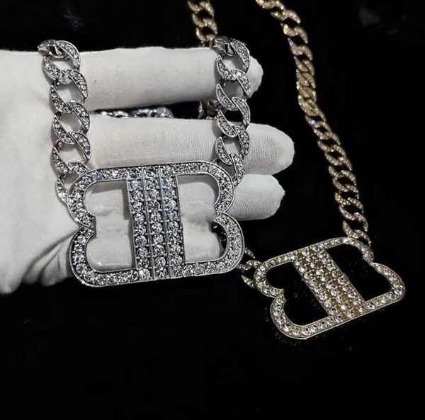 Elegant European-American pendant necklace with industrial chic design, featuring diamond accents for a sophisticated and fashionable clavicle chain
