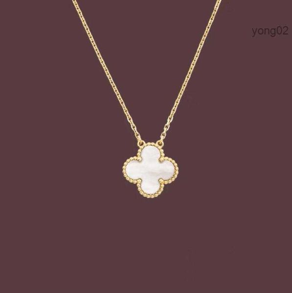 Elegant four-leaf clover pendant necklace for women, a stylish 18k gold-plated choker chain jewelry piece