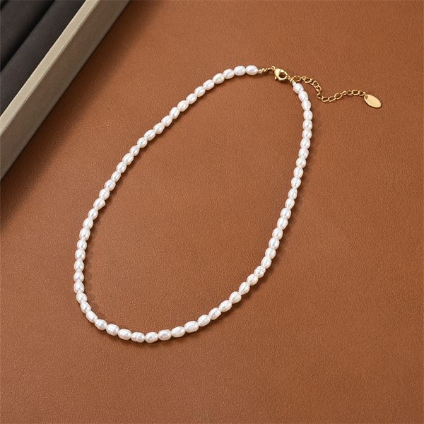 Elegant freshwater pearl rice bead necklace with French retro style, versatile stackable baroque clavicle chain jewelry gift