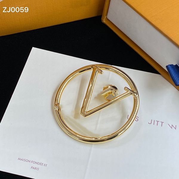 Elegant gold brooch for women and men, a stylish accessory for suits, scarves, and party attire