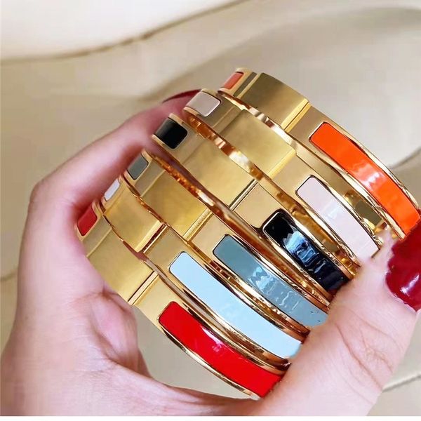 Elegant gold Clic bracelet for women and men, available in 19 colors with durable silver titanium steel construction