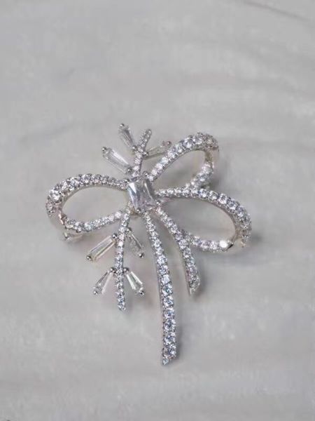 Elegant high-end S925 silver brooch with full-drill ribbon design, suitable for both men and women