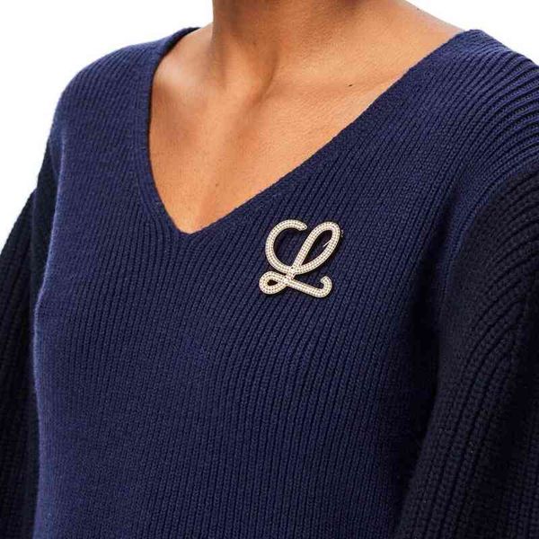 Elegant hollow-out Luo brooch for women, stylish and luxurious