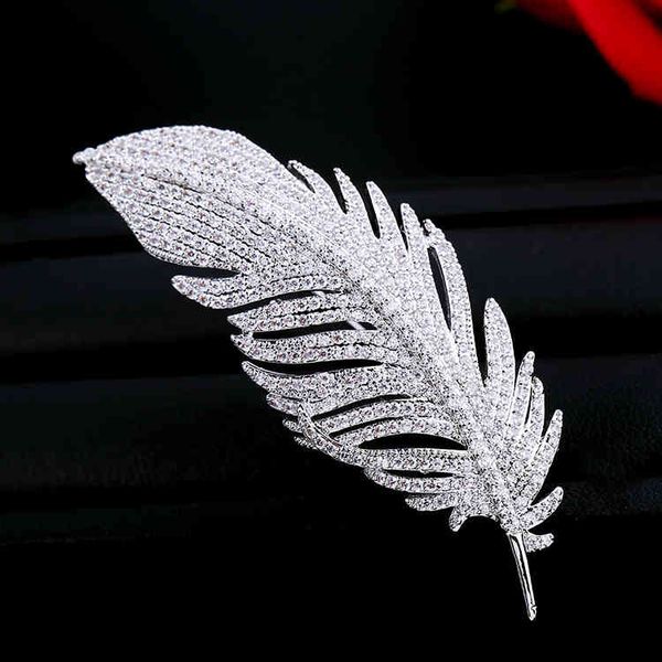 Elegant Korean-style micro-zircon feather brooch for women, a versatile coat and accessory pin with chic charm