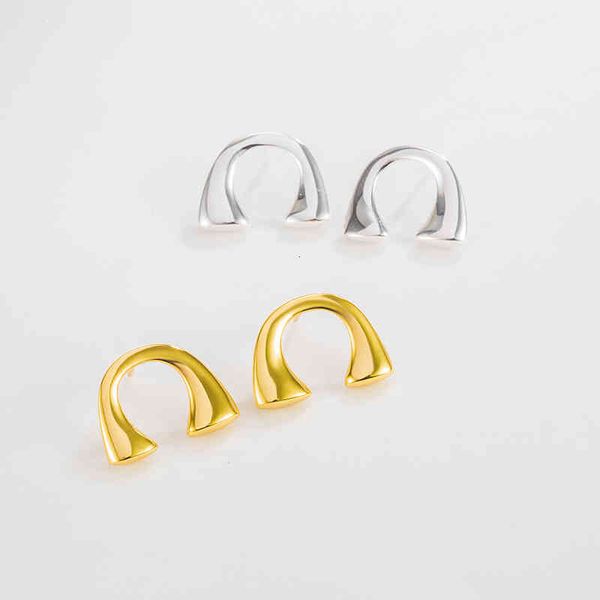 Elegant S925 sterling silver horseshoe earrings, mirroring the refined style of South Korea's East Gate