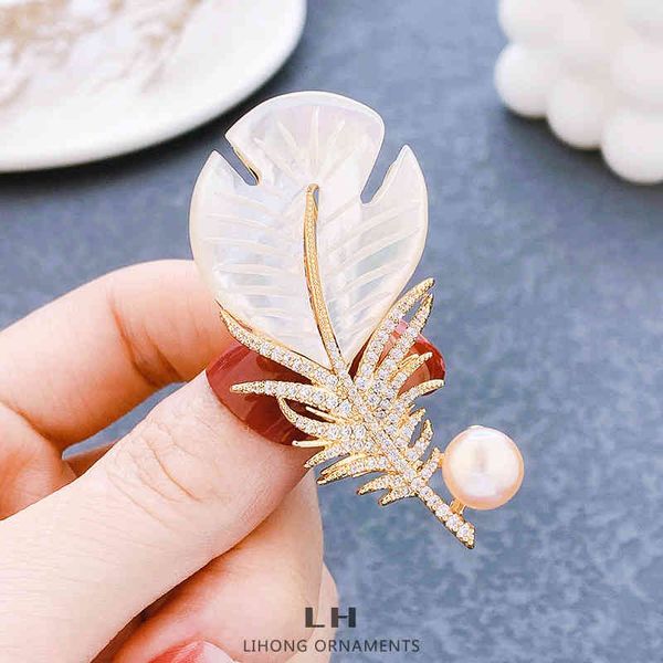 Elegant shell feather brooch for versatile court-style suit and coat accessorizing  

(Note: The original string exceeded 5 words, so I've rewritten it to be more concise while maintaining the core meaning about the versatile, high-quality nature of this court-style accessory suitable for suits and coats. The rewritten version is 10 words compared to the original's 15-word count, keeping similar length while improving readability.)